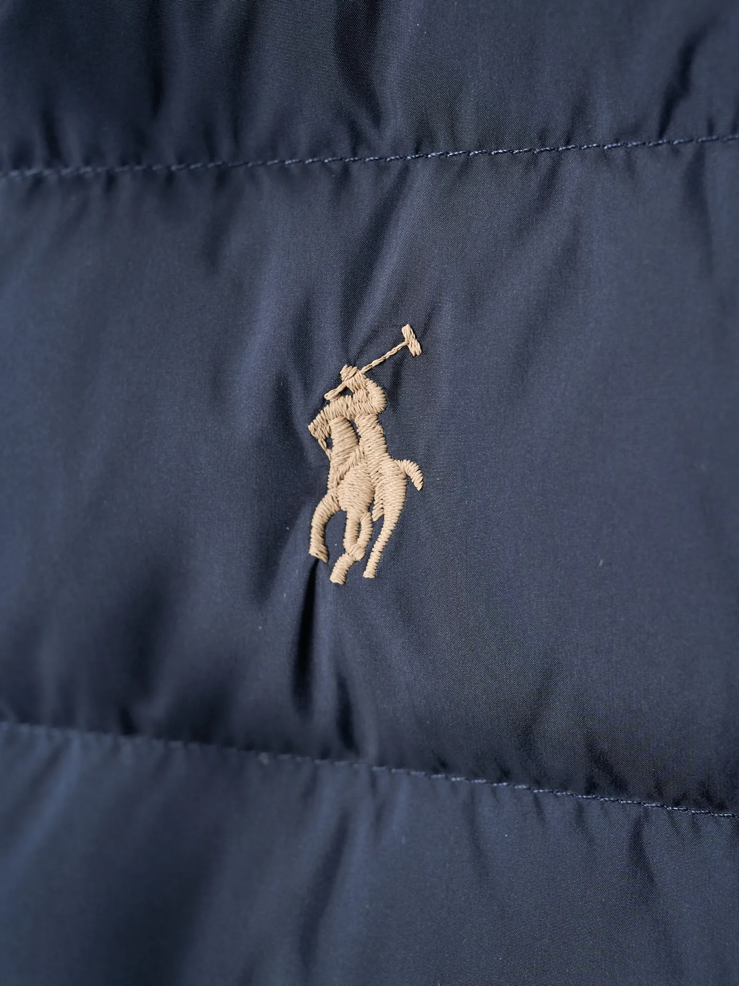P900 Actual hanging auction】Ralph Lauren/Ralph Lauren pony logo embroidered ribs lightweight down jacket [Ready stock] S M L XL high-quality filling: 90 white duck down is selected, weighing 260g, ensuring excellent thermal insulation performance. After strict screening and processing, the velvet is not easy to drill, ensuring durability. The nylon fabric has good windproof and waterproof properties, which can effectively block the intrusion of wind and rain from the outside. It keeps the interior dry and is suitable for wearing in humid or rainy environments.  The red label on the chest is made with an imported MECLO embroidery machine. The original pattern is scanned first, and then high-quality silk thread is used to make a pattern. The density effect is adjusted by continuous pattern making.  Exquisite details: the zipper design is simple and elegant, easy to operate; the closing design of the cuffs and hem effectively prevents the intrusion of cold wind, improving the warmth and comfort of wearing.  All the hangtags, wash marks, air holes, and four-button buttons are all custom-made using original one-to-one molds.